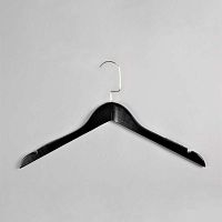 Вешалка-плечики для одежды деревянная Длина: 440 мм Цвет: черный/золотой